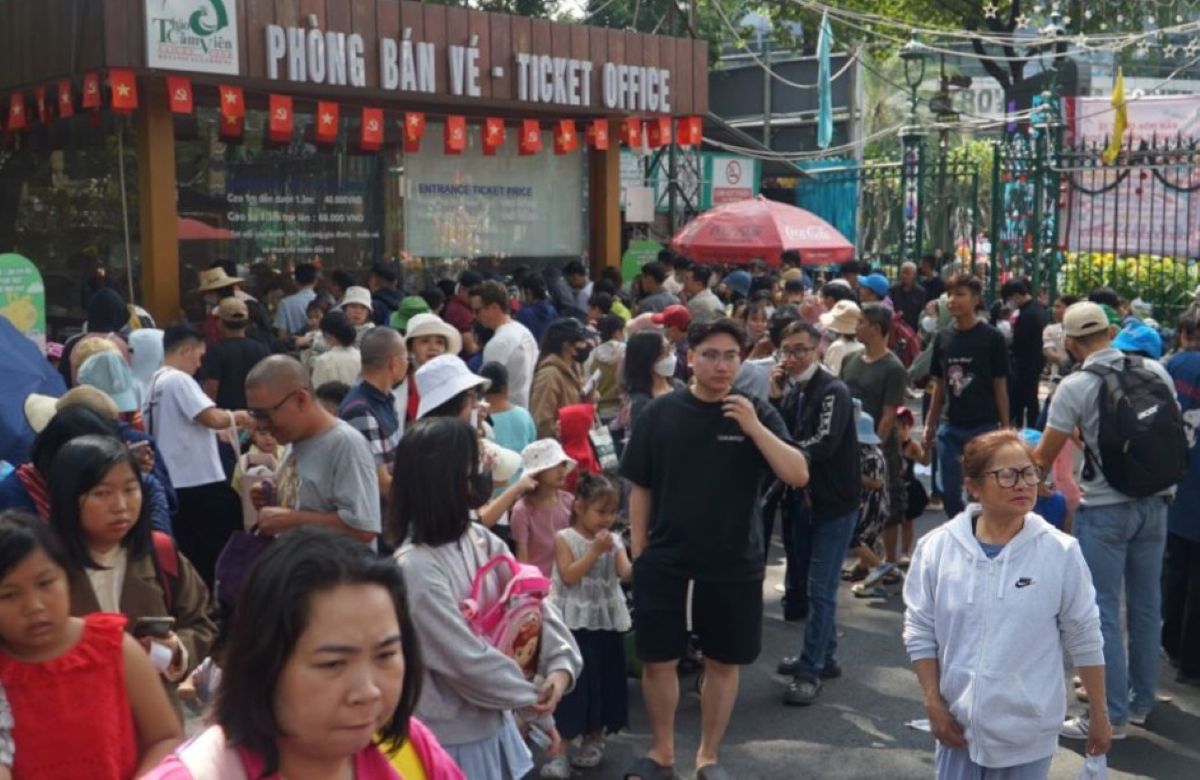 Nguoi dan va du khach do ve trung tam TPHCM vui choi dip Tet Duong lich 2026. Anh: Thai Bao