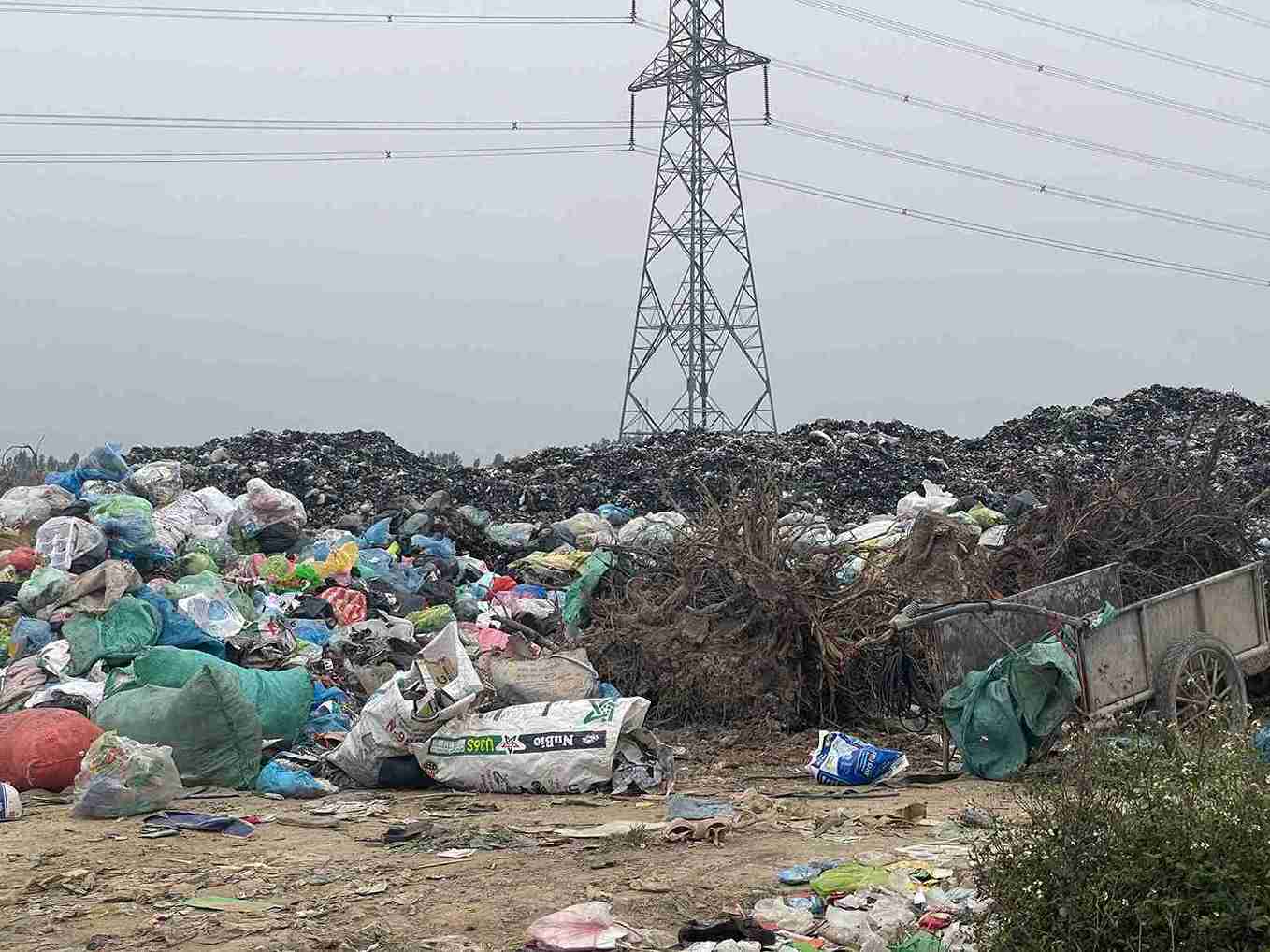 Hình ảnh ở bãi rác thôn La Ngoại (xã Thanh Miện, TP Hải Phòng). Ảnh: Mai Hương