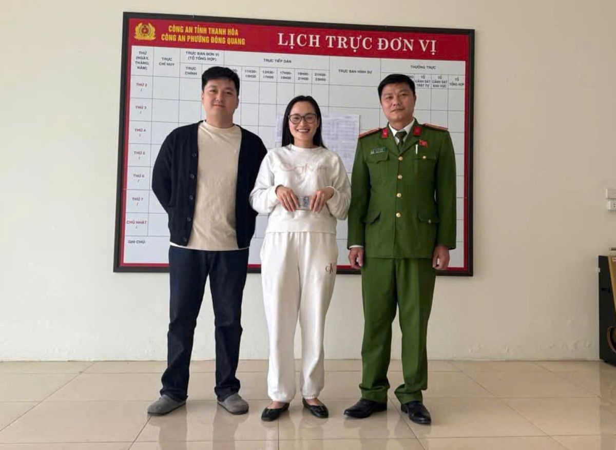 Nhat duoc gan 40 trieu dong, anh Tran Van An (ngoai cung ben trai anh)  mang ngay den Cong an phuong Dong Quang de nho tim nguoi danh roi. Anh: Cong an Thanh Hoa