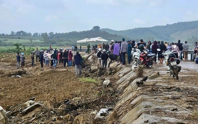 Công an điều tra vụ sập bờ kè khiến 4 người tử vong