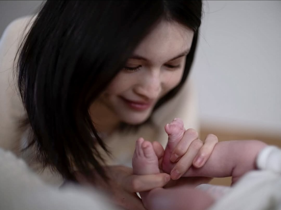 Ha Tue hanh phuc khi tro thanh me. Anh: Xinhua