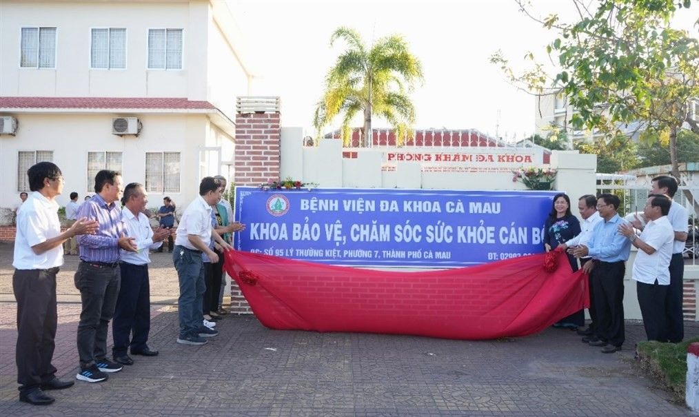 The Department of Professional Health Care and Protection of Ca Mau Hospital regularly takes care of officials. Photo: Nhat Ho