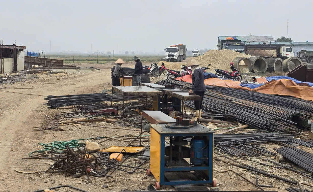 Nhung ngay nghi le Tet duong lich 2026, gan 1.000 cong nhan van mirtj mai thi cong tren cong truong cao toc Ninh Binh - Hai Phong. Anh: Nguyen Truong