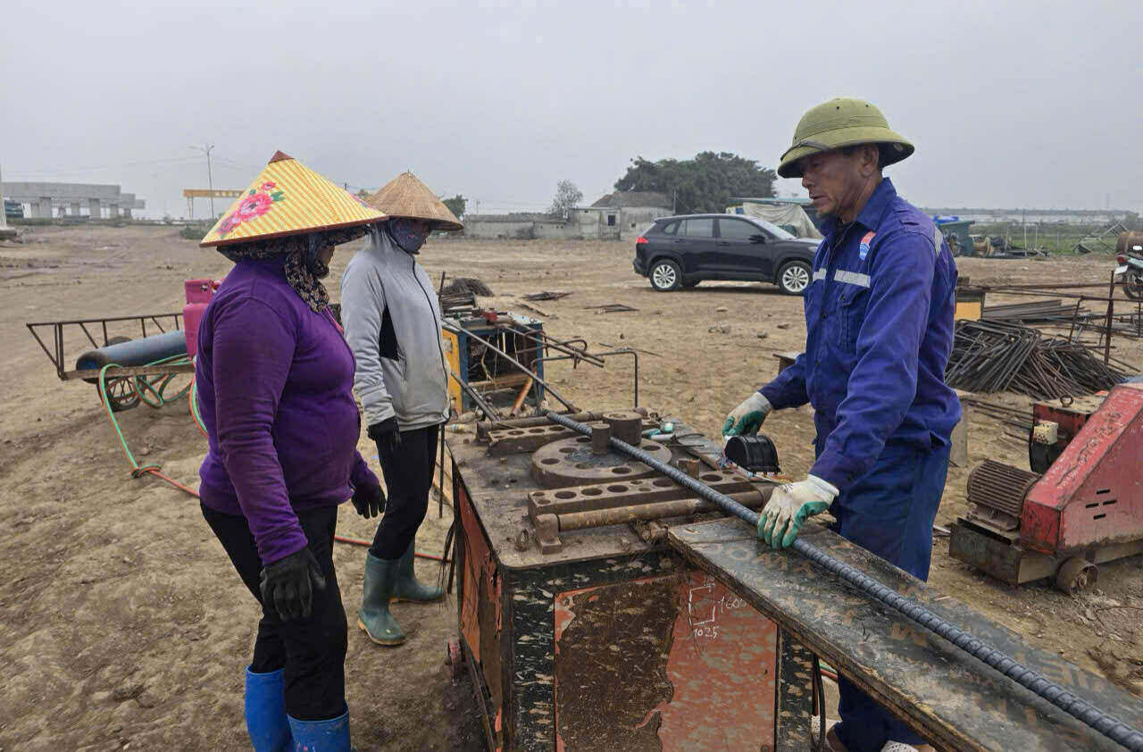 Workers are busy constructing during holidays on the Ninh Binh - Hai Phong expressway construction site. Photo: Nguyen Truong