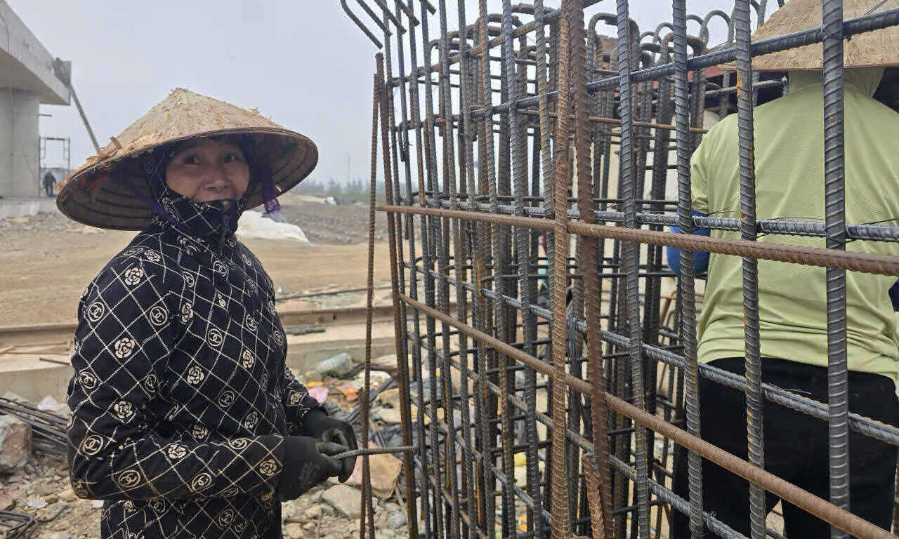 Cong nhan thi cong tren cao toc Ninh Binh - Hai Phong tai nut giao cau vuot Khanh Nhac. Anh: Nguyen Truong