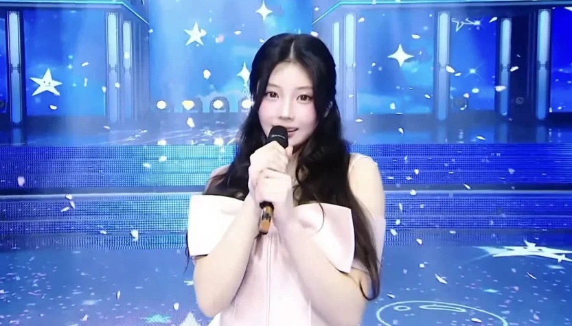 Wonhee (ILLIT) praised by IU. Photo: Lotte.