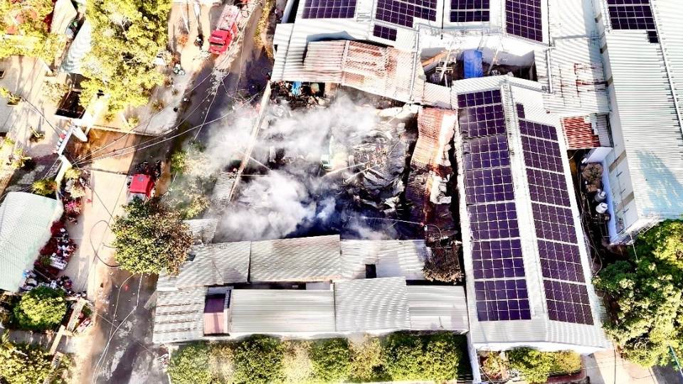 Hien truong vu chay tai Cong ty TNHH SX TM My Duyen, xa Chau Thanh; luc luong chuc nang khan truong khong che dam chay, dam bao an toan cho nguoi lao dong. Anh: Hoang Loc