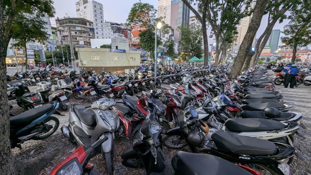 Tinh trang qua tai, thieu cho gui xe da dien ra suot nhieu thang qua, dac biet vao nhung dip nghi le, luong khach tang dot bien. Anh: Anh Tu