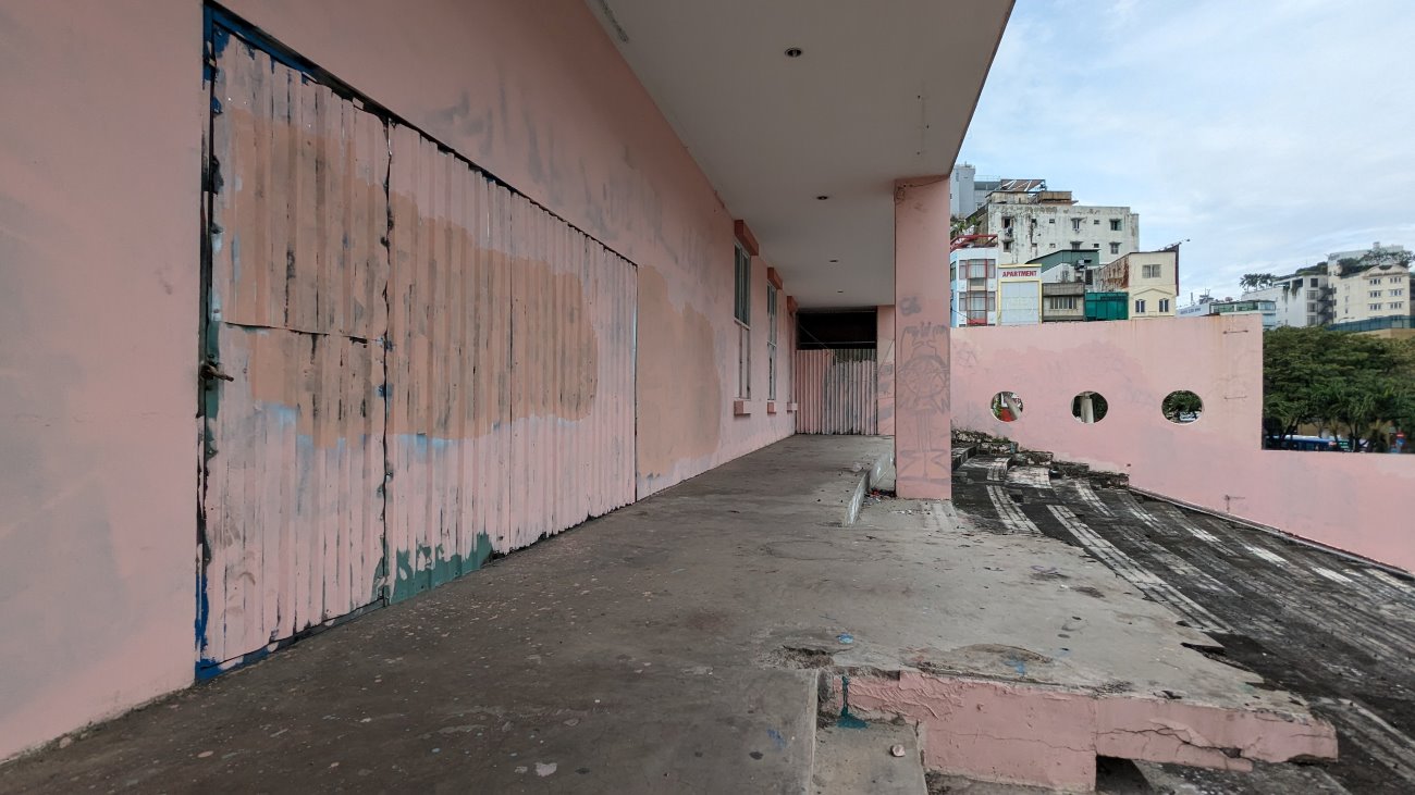 Sau thoi gian khong hoat dong, nhieu hang muc cong trinh duoc thao do. Anh: Anh Tu