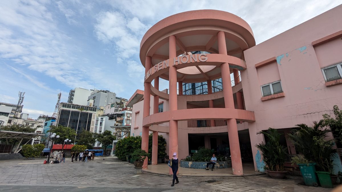 San khau Sen Hong (phuong Ben Thanh) nam o vi tri dac dia tai trung tam TPHCM se tan dung lam bai giu xem cho khach di metro. Anh: Anh Tu
