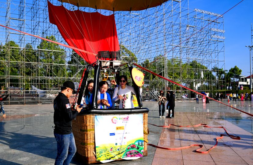 Nguoi dan, du khach co nhu cau, se duoc bay len tren khinh khi cau. Anh: Ban to chuc