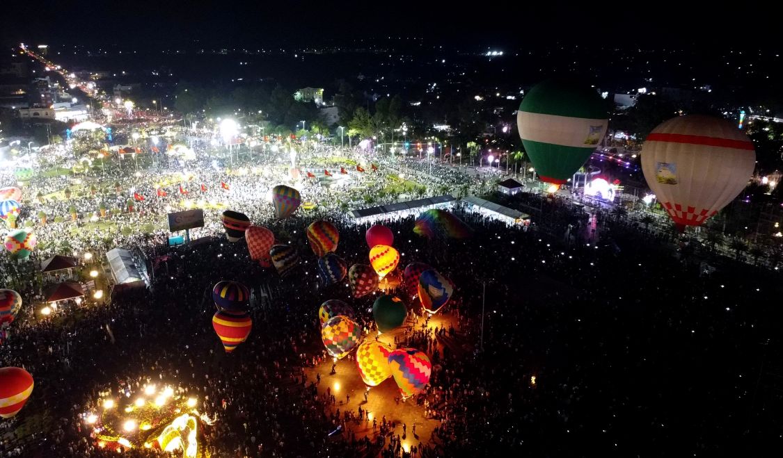 Tu do cao cua khinh khi cau se giup du khach co co hoi lan dau ngam tron lang hoa tram tuoi tu chieu thu 3 cua khong gian. Anh: Ban to chuc