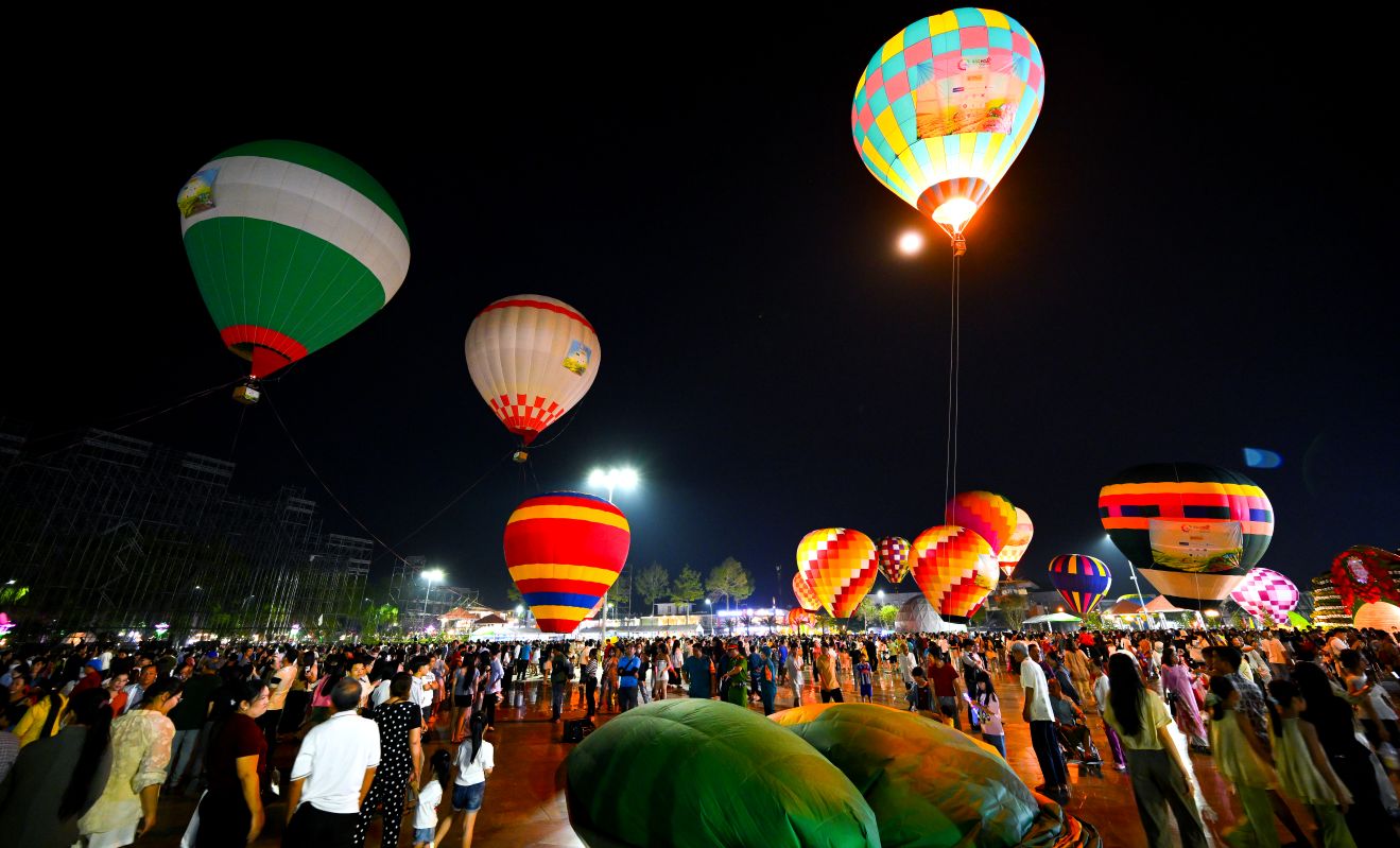 Dip nay, nguoi duoi mat dat cung co nhung trai nghiem thu vi khi lan dau tien ngam duoc bau troi Sa Dec ruc mau sac tu nhung hinh khoi cua hoa dang khinh khi cau. Anh: Ban to chuc