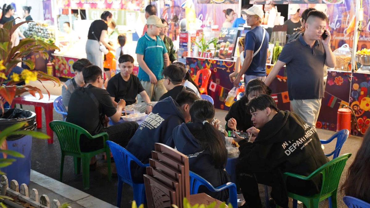 Thao Cam Vien attracts a large number of people and tourists day and night during the 2026 New Year holiday. Photo: Thai Bao