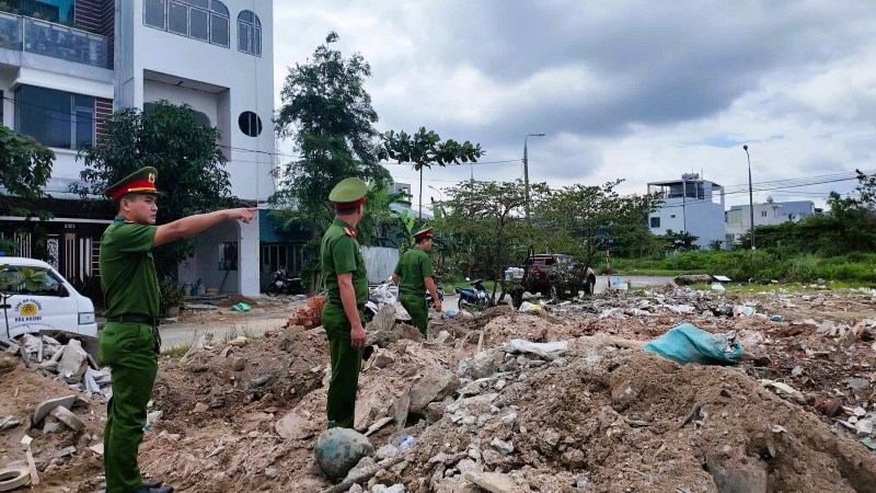 Cong an Da Nang bat qua tang, xu phat nhieu vu xa trom rac thai, xa ban xay dung trai phep thoi gian qua. Anh: Cong an cung cap