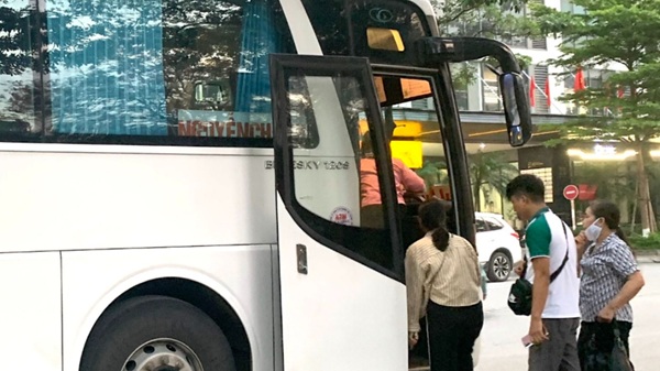 Using internal transport vehicles illegally, fined up to 10 million VND. Photo: Yen Chi