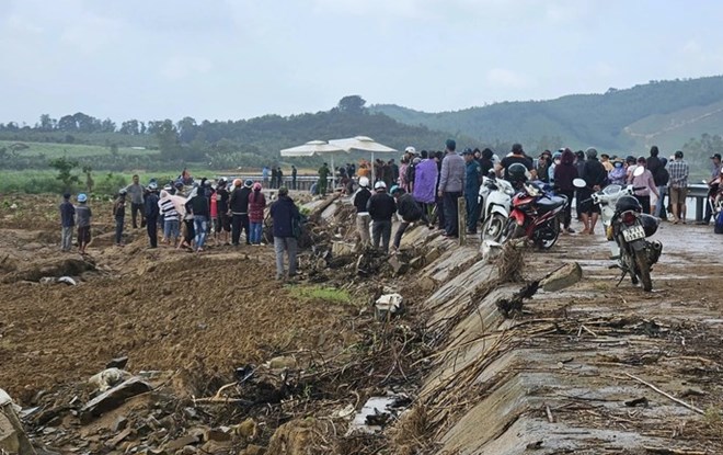 24h Life Beat: Scene of the embankment collapse on the Ba River (Dak Lak province) killing 4 people. Photo: People provided