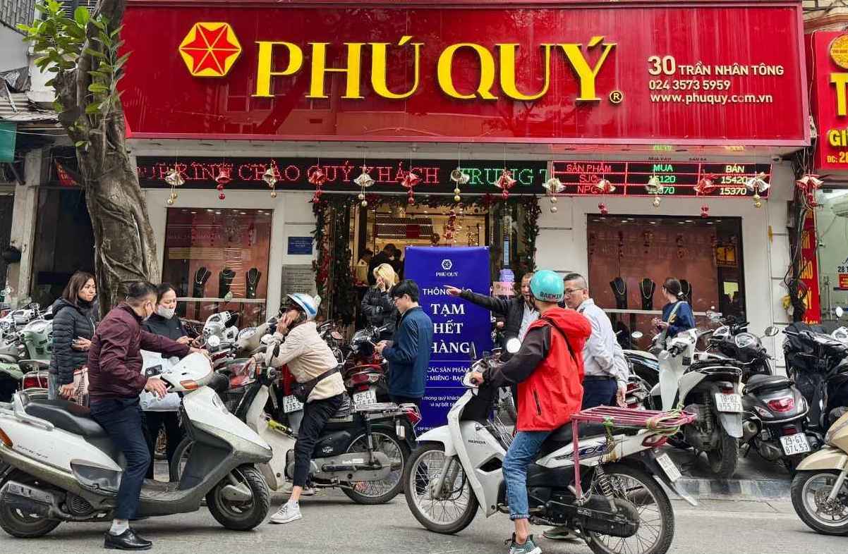 Bien dong ngan han, gia bac van dung vung nho khan hiem nguon cung. Nhieu cua hang kinh doanh trong nuoc gan day lien tuc trong trang thai het hang. Anh: Phuong Anh