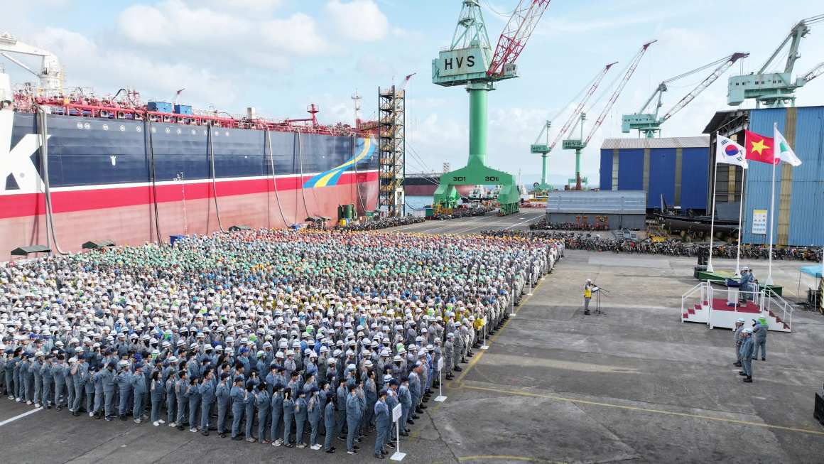 More than 3,200 workers of HD Hyundai Vietnam Company jointly commit "Safety is paramount" at the beginning of the new year. Photo: Ngan Ha