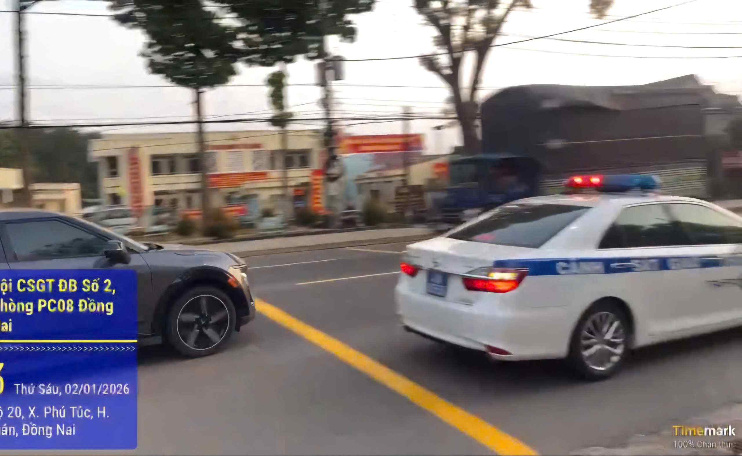 Xe tuan tra Tram CSGT Madaguoi dan duong xe o to do anh Vien dieu khien cho nan nhan di cap cuu. Anh: Tram CSGT Madaguoi cung cap 