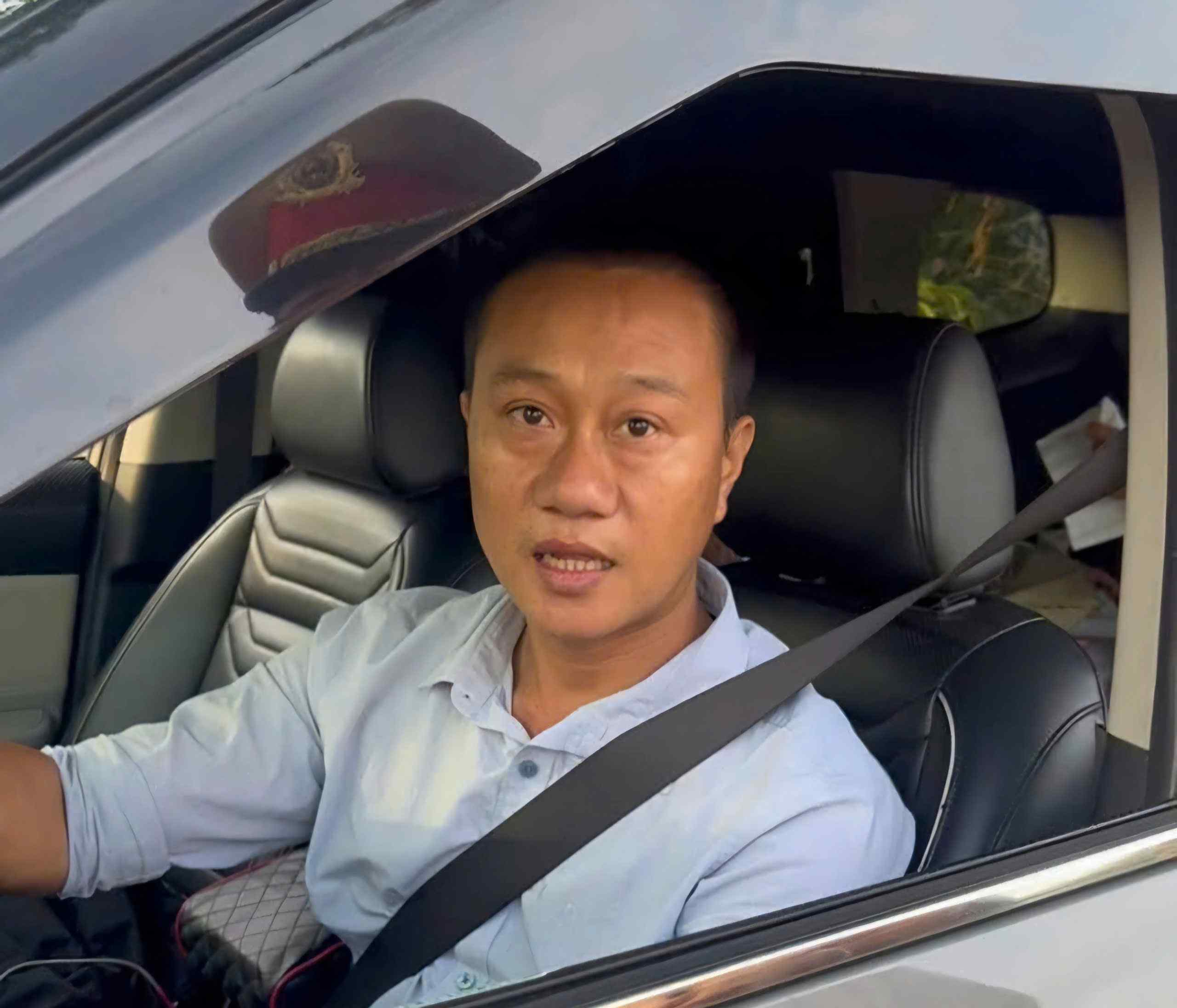 Nguyen Cong Vien dieu khien xe o to con cho nan nhan bi thuong nho su ho tro dan duong cua luc luong CSGT Madaguoi Cong an Lam Dong. Anh: Tram CSGT Madaguoi cung cap 