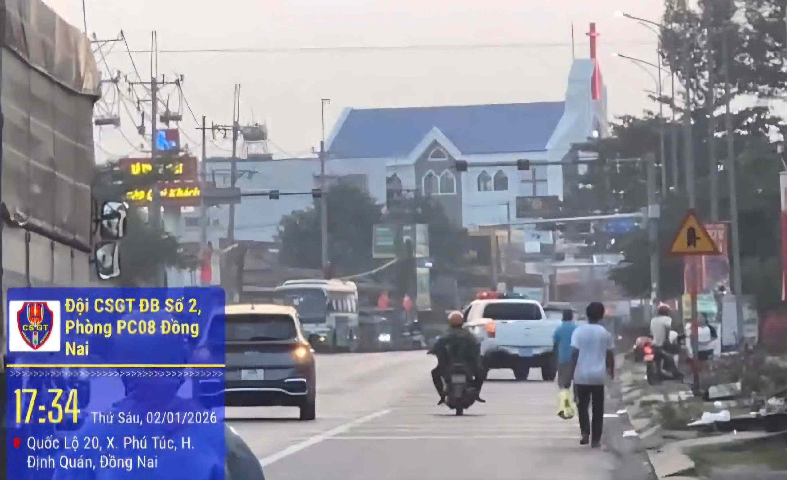 Den xa Phu Tuc (tinh Dong Nai) xe o to cho nan nhan tiep tuc duoc luc luong CSGT Cong an tinh Dong Nai ho tro da duong. Anh: Tram CSGT Madaguoi cung cap 