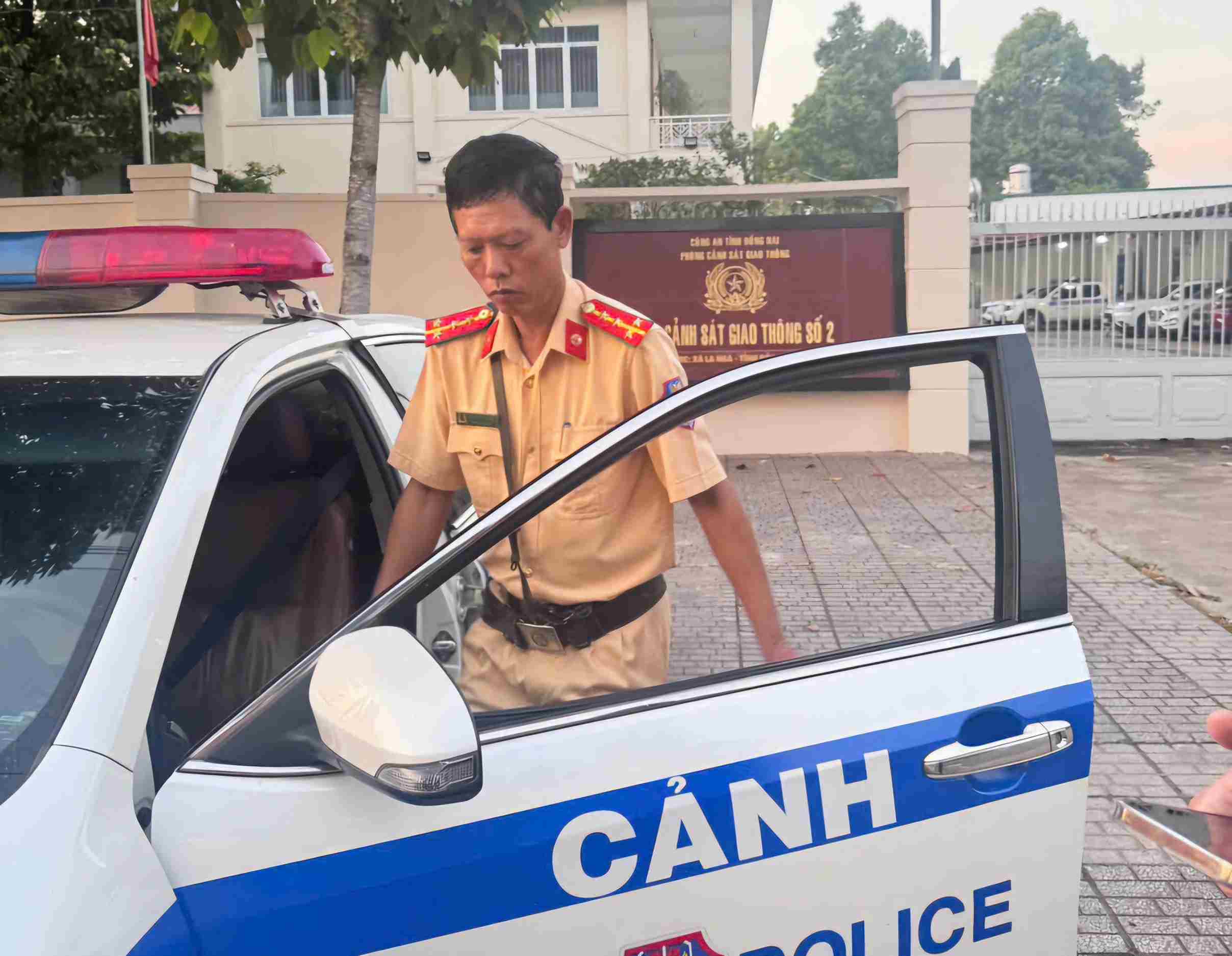 Can bo, chien si Tram CSGT Madaguoi su dung xe tuan tra dan duong dua nan nhan di cap cuu. Anh: Tram CSGT Madaguoi cung cap 