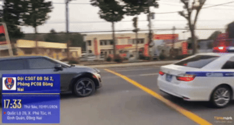 마다구아이 교통 경찰 순찰차가 피해자를 병원으로 이송하는 승용차를 안내하고 있습니다. 클립에서 캡처한 사진