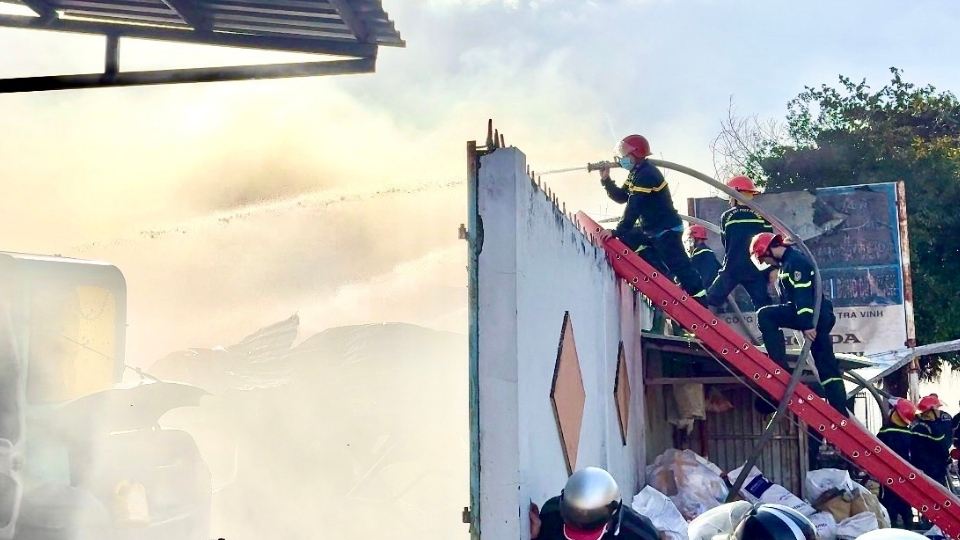 Scene of the fire at the scrap warehouse of My Nguyen Production and Trading Co., Ltd. Photo: Hoang Loc