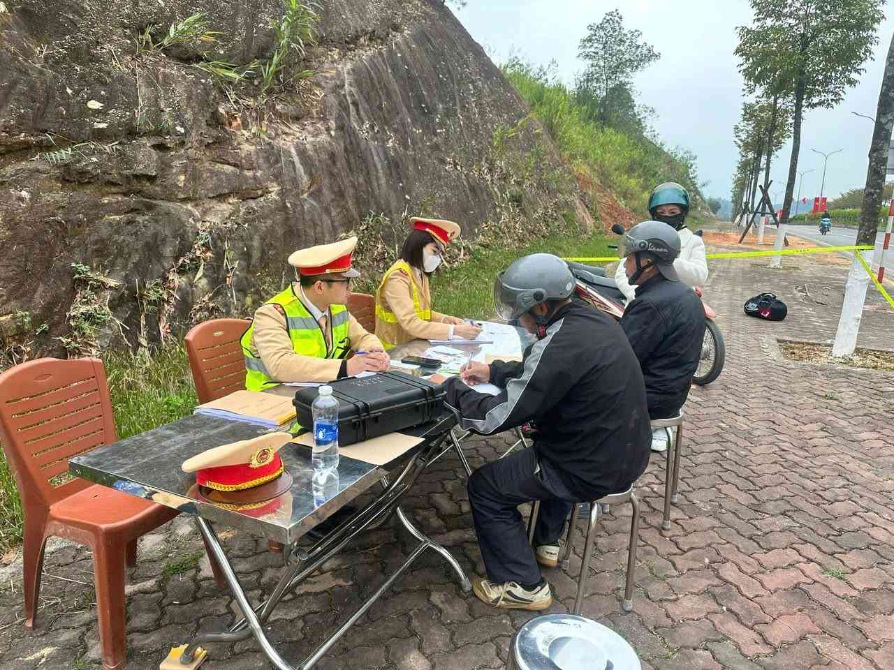 200 traffic violations in Cao Bang were handled. Photo: Cao Bang Police