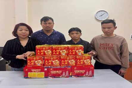 Công an xã Sóc Sơn bắt giữ 4 đối tượng buôn bán, tàng trữ pháo nổ. Ảnh: Công an Hà Nội 
