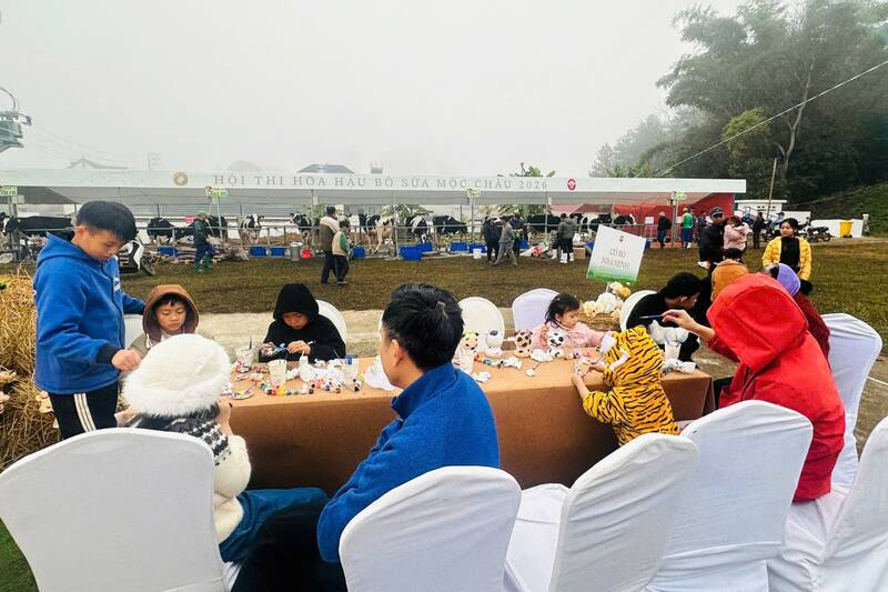 Nguoi dan va du khach tham quan, trai nghiem tai khong gian Hoi thi Hoa hau bo sua Moc Chau. Anh: Trung Hai