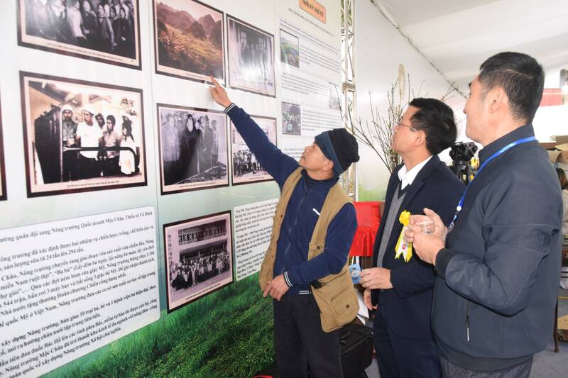 Cac dai bieu va du khach tham quan trien lam “Nong Truong Moc Chau xua“. Anh: Trung Hai