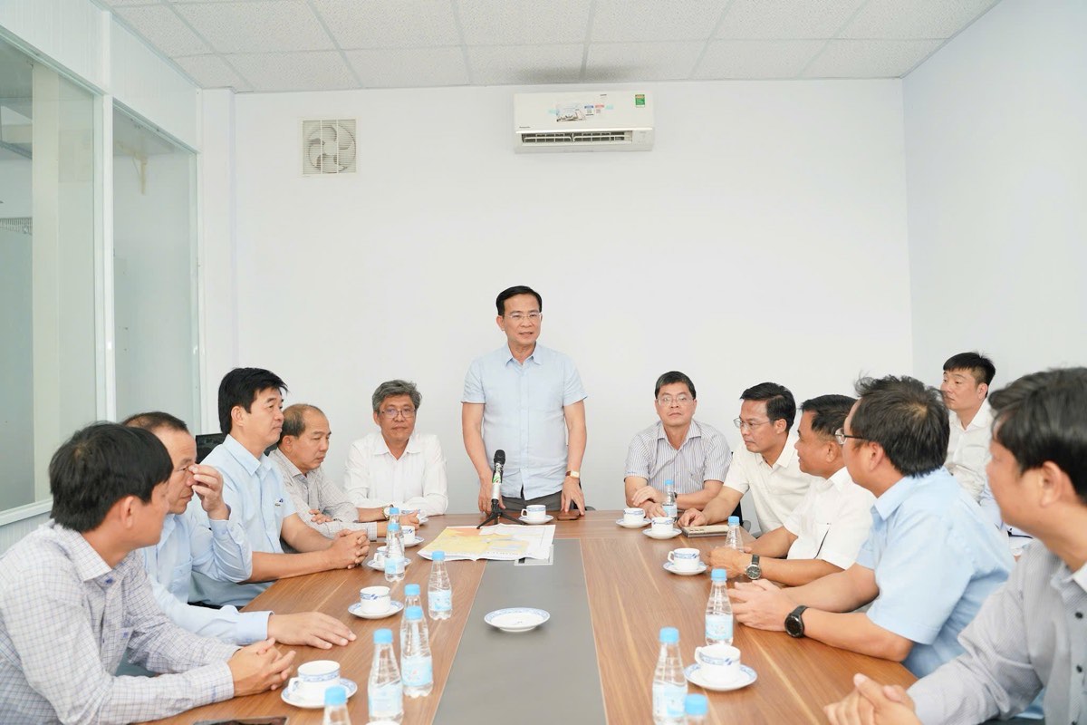 Chu tich UBND tinh Lam Dong va doan cong tac tham, lam viec tai Khu cong nghiep o khu vuc Binh Thuan cu. Anh: Duy Tuan 