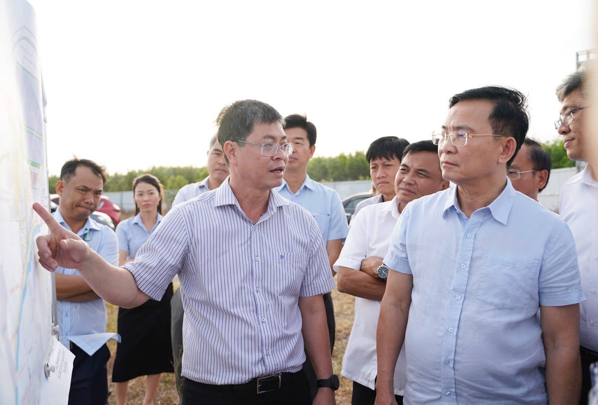 Doan cong tac kiem tra tien do ha tang mot khu cong nghiep. Anh: Duy Tuan 