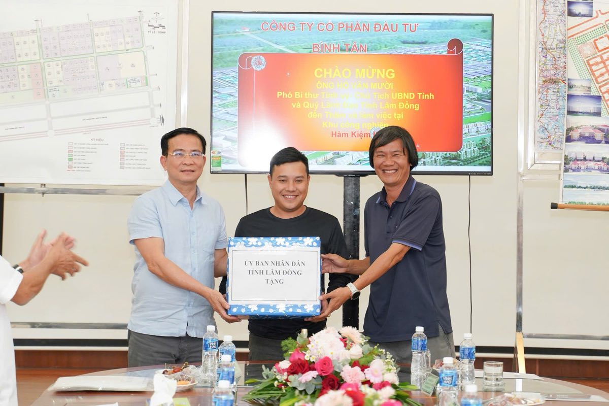 Ong Ho Van Muoi tang qua dong vien tai Khu cong nghiep Ham Kiem 2. Anh: Duy Tuan 