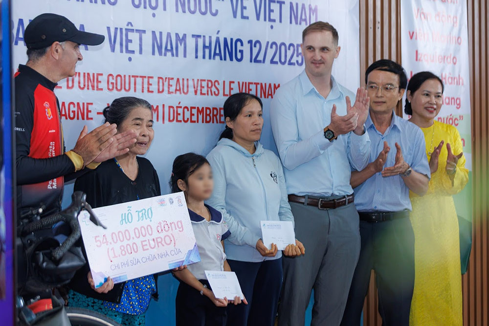 Marino dai dien To chuc Giot Nuoc trao qua cho cac hoan canh kho khan tai Go Noi. Anh: Phuoc Nhat