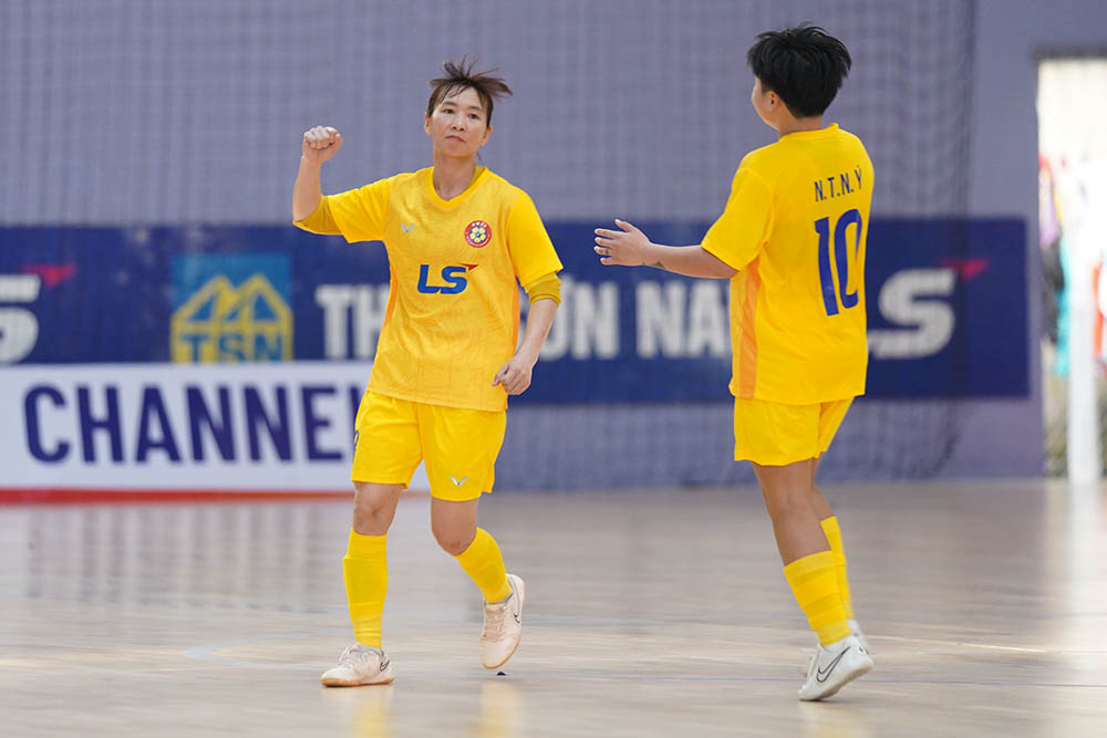 투이 짱, 2025년 전국 여자 풋살 선수권 대회 3차전에서 호치민시를 위해 득점. 사진:  칸