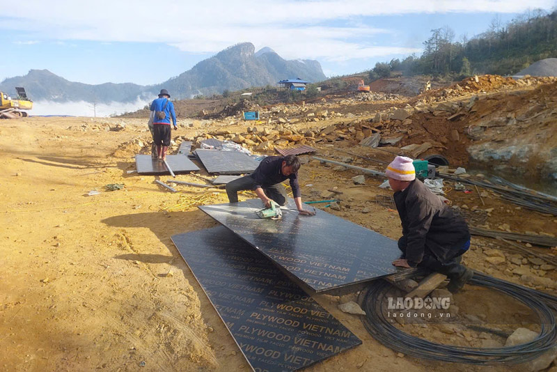 Tranh thu thoi tiet thuan loi, cac cong nhan trien khai thi cong cac hang muc. Anh: Dinh Dai