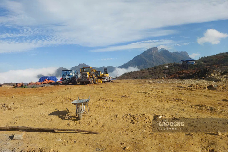 May moc duoc huy dong de thi cong. Anh: Dinh Dai