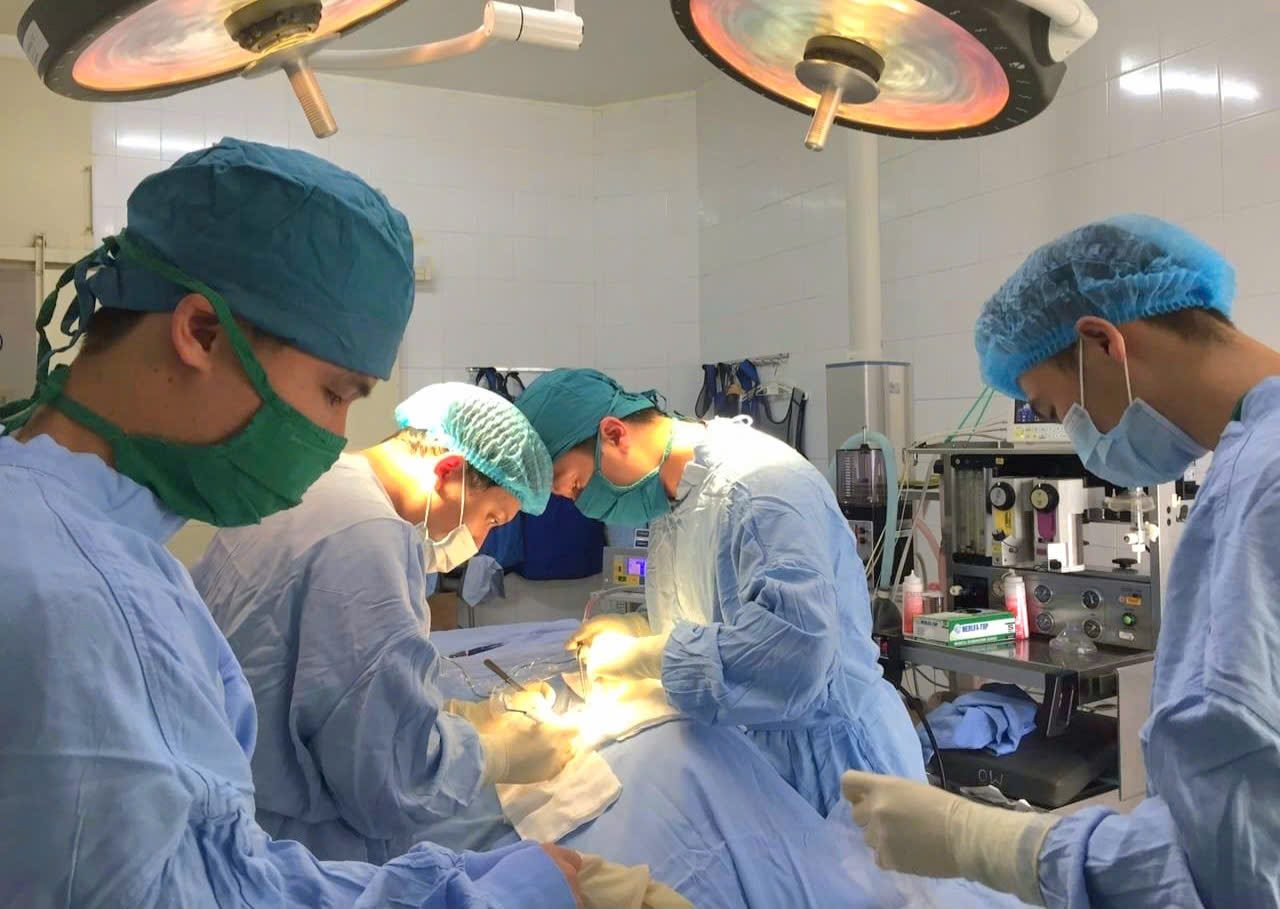 Phau thuat cap cuu ngoai khoa tai Benh vien Da khoa tinh Lam Dong. Anh: Benh vien cung cap 