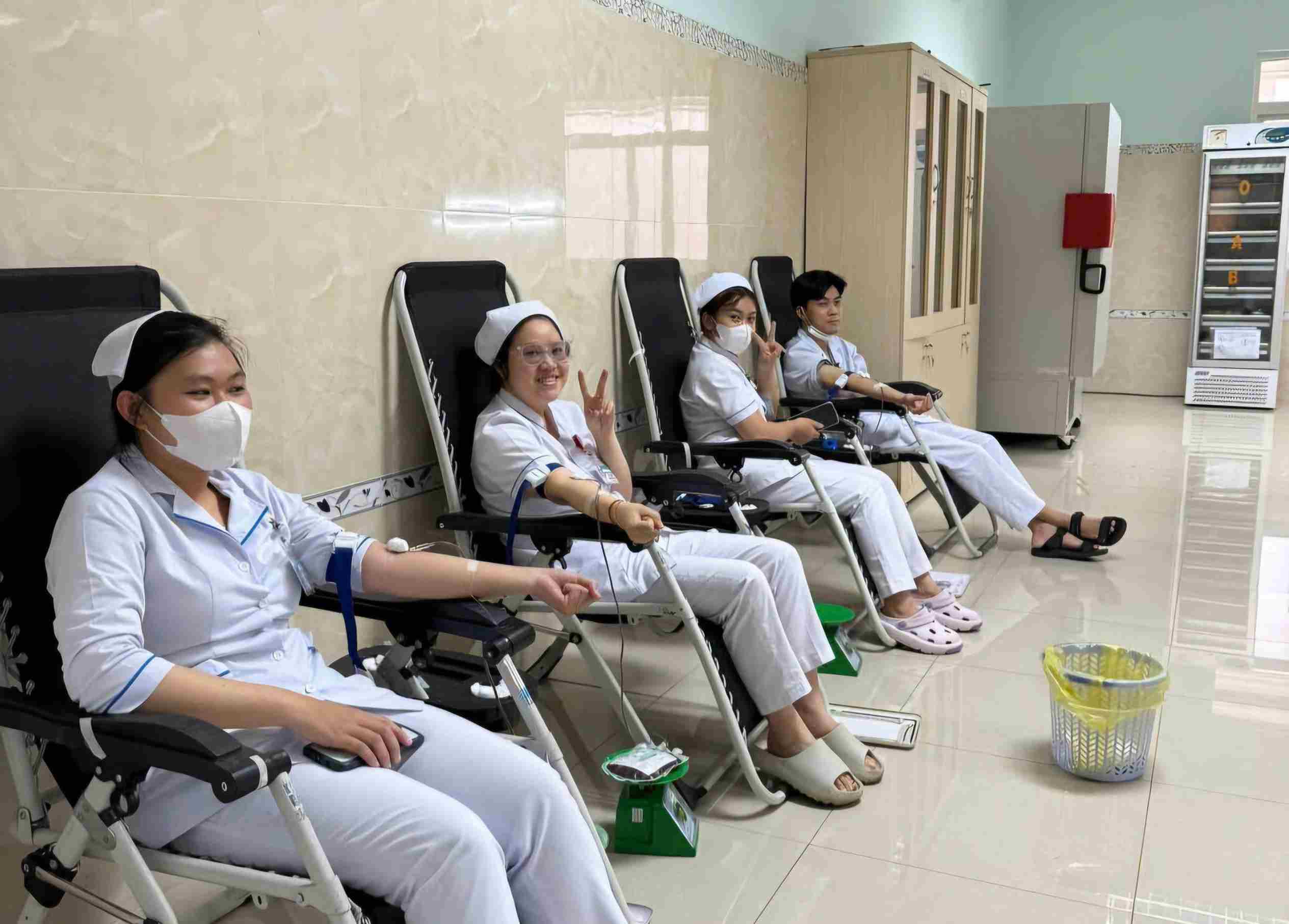 Cac y, bac si Benh vien II Lam Dong tinh nguyen hien mau de dieu tri, cap cuu cho benh nhan. Anh: Phuc Khanh 