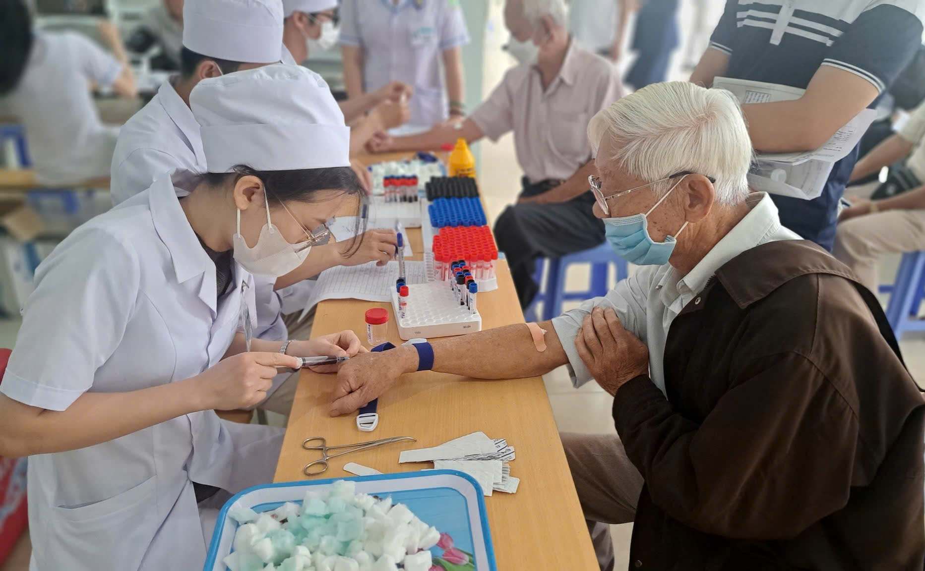 Benh vien II Lam Dong (phuong B'Lao) to chuc kham benh, cham soc suc khoe cho nhan dan trong nhung ngay nghi Tet Duong lich. Anh: Phuc Khanh 
