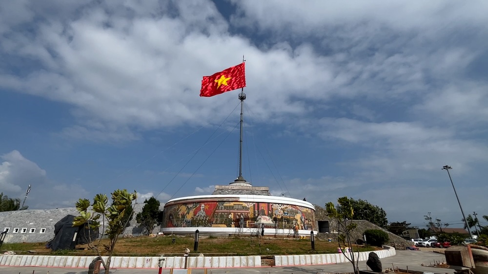 수리 기간 후 다시 날아오르는 히엔르엉 해안의 국기. 사진: 홍