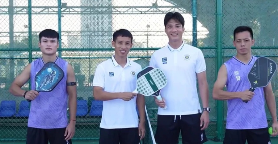 Cac cau thu Ha Noi FC thinh thoang to chuc thi dau giao huu pickleball. Anh: Cat tu video