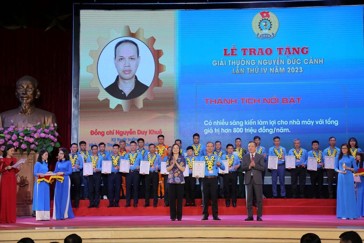 Anh Nguyen Duy Khue lam viec tai Nha may Thuoc la Khatoco Khanh Hoa nhan giai thuong Nguyen Duc Canh nam 2023 cua Tong Lien doan Lao dong Viet Nam va la dai dien cong nhan lao dong truc tiep cua Khanh Hoa duoc bieu duong tai Dai hoi Thi dua yeu nuoc nam 2025. Anh: Kieu Huong