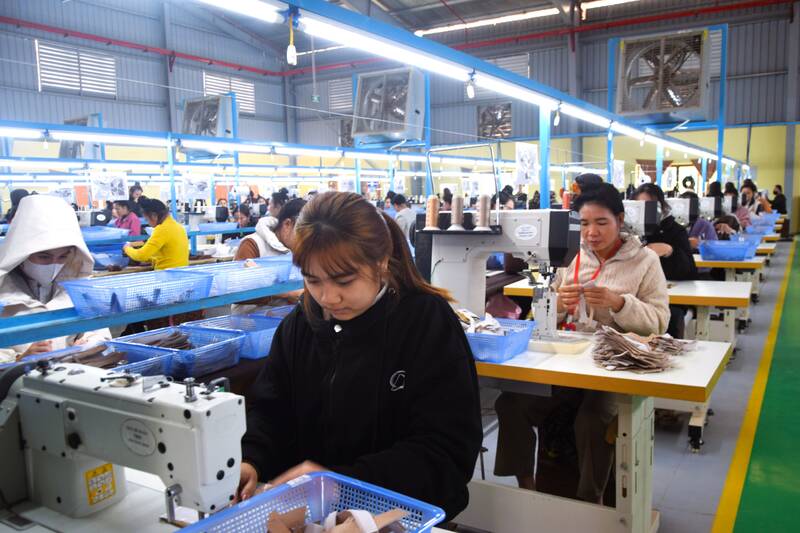 Lanh dao Lien doan Lao dong tinh, xa Yen Chau tham ca san xuat cua Cong ty Co phan Giay Yen Chau. Anh: Truong Son