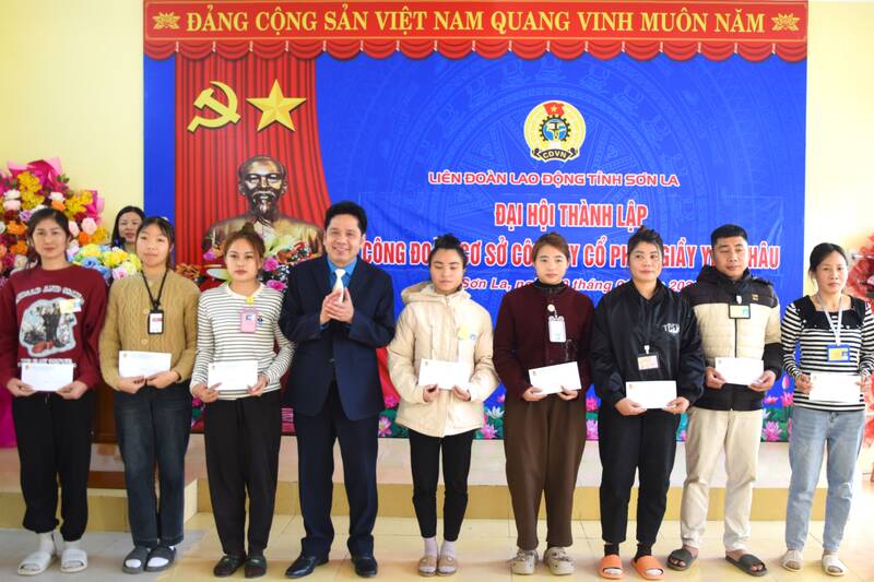 Lanh dao Lien doan Lao dong tinh tang qua cho doan vien co hoan canh kho khan Cong doan Cong ty Co phan Giay Yen Chau. Anh: Truong Son