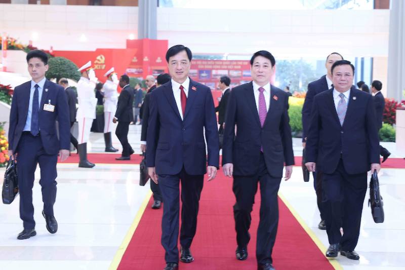 Uy vien Bo Chinh tri, Chu tich nuoc Luong Cuong; Uy vien Bo Chinh tri, Bi thu Thanh uy Ha Noi Nguyen Duy Ngoc va cac dai bieu den du phien khai mac Dai hoi. Anh: TTXVN 