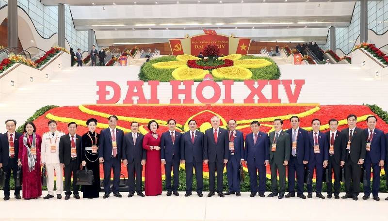 Uy vien Bo Chinh tri, Thu tuong Chinh phu Pham Minh Chinh va cac dai bieu du phien khai mac Dai hoi chup anh luu niem. Anh: TTXVN 